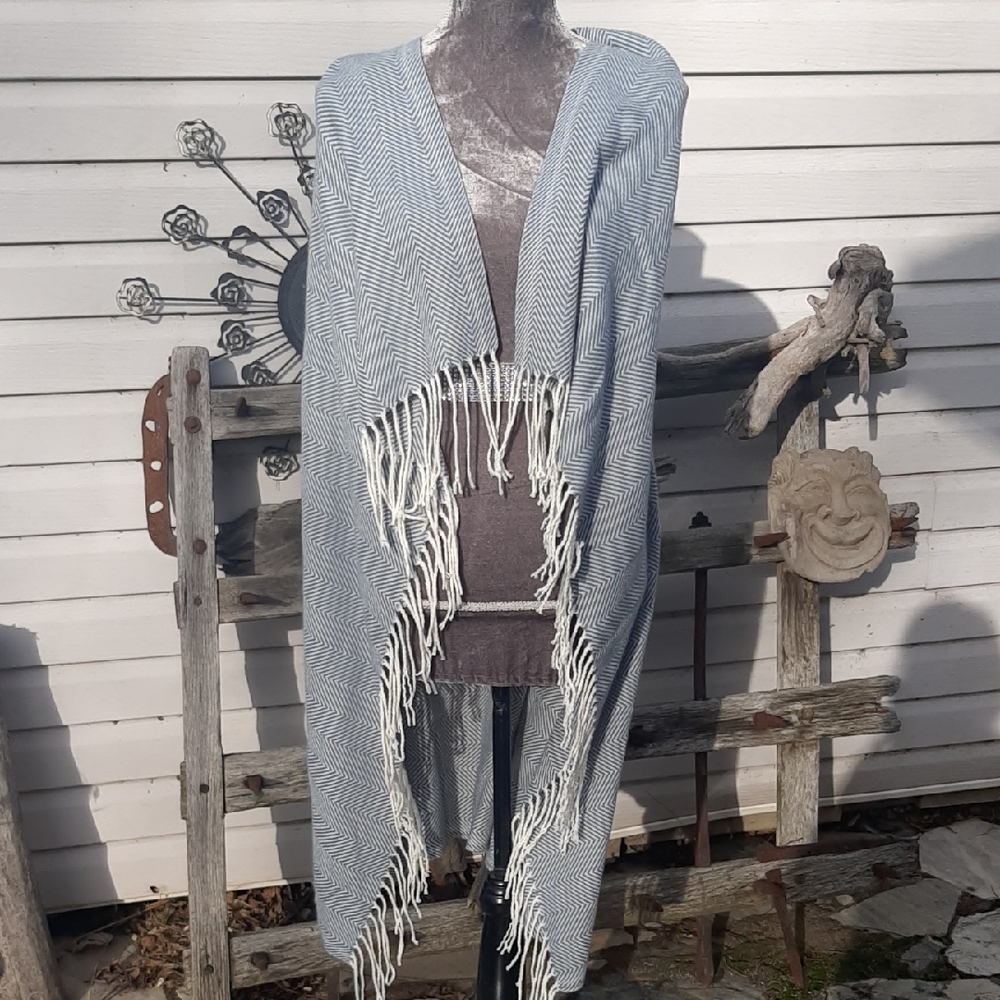 SCARVES🧣EXTRA LARGE Blue/White Fringe Shawl 40" X 46"